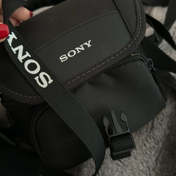 Sony - Alpha ZV-E10 Kit Mirrorless Camera with 16-50mm Lens - Black| - Picture 5 of 7